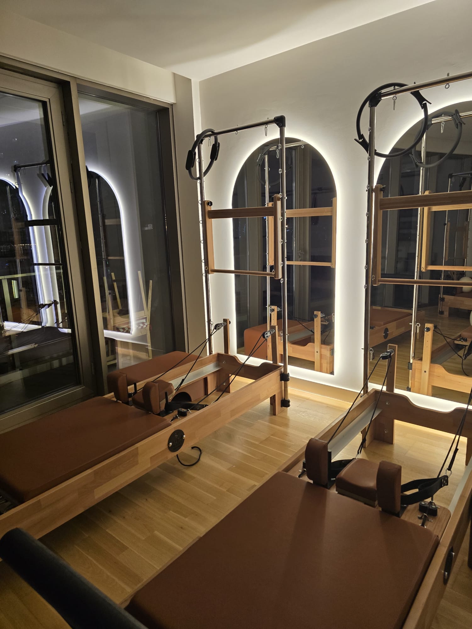 BUfit Pilates stüdyosunun akşam ışığında reformer alanı