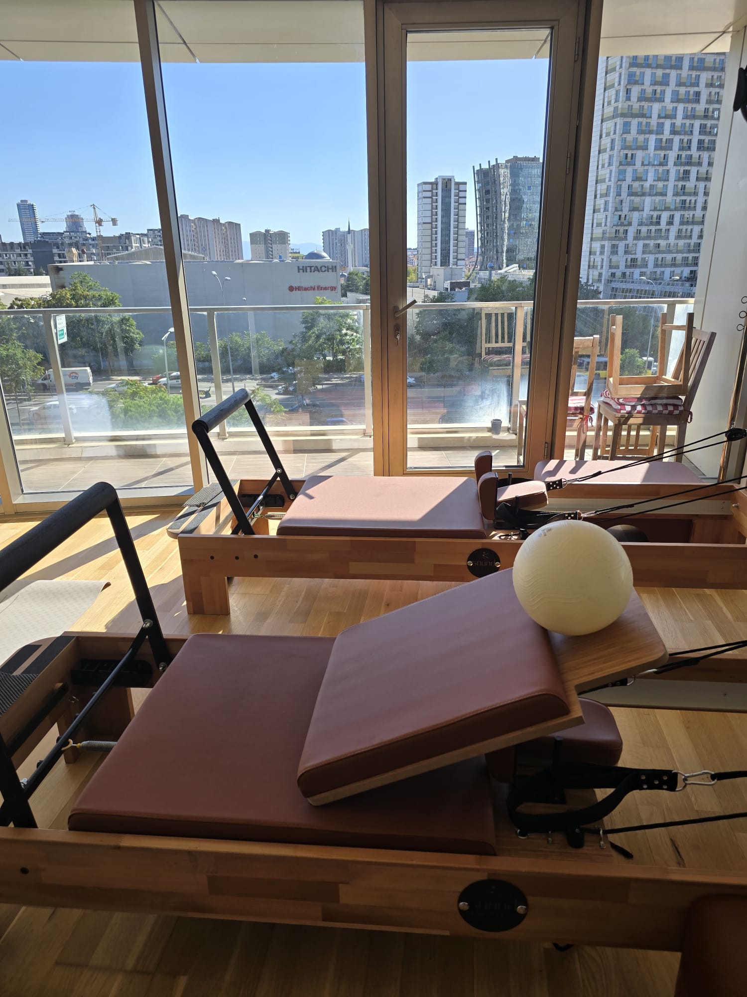 BUfit stüdyosundaki reformer Pilates aletleri